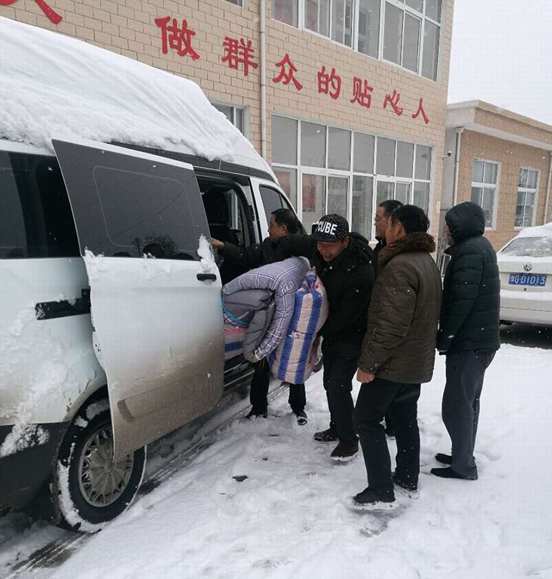 寒冬送温暖 雪中见真情