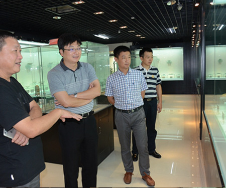 江西保定集团高管一行参观青瓷博物馆